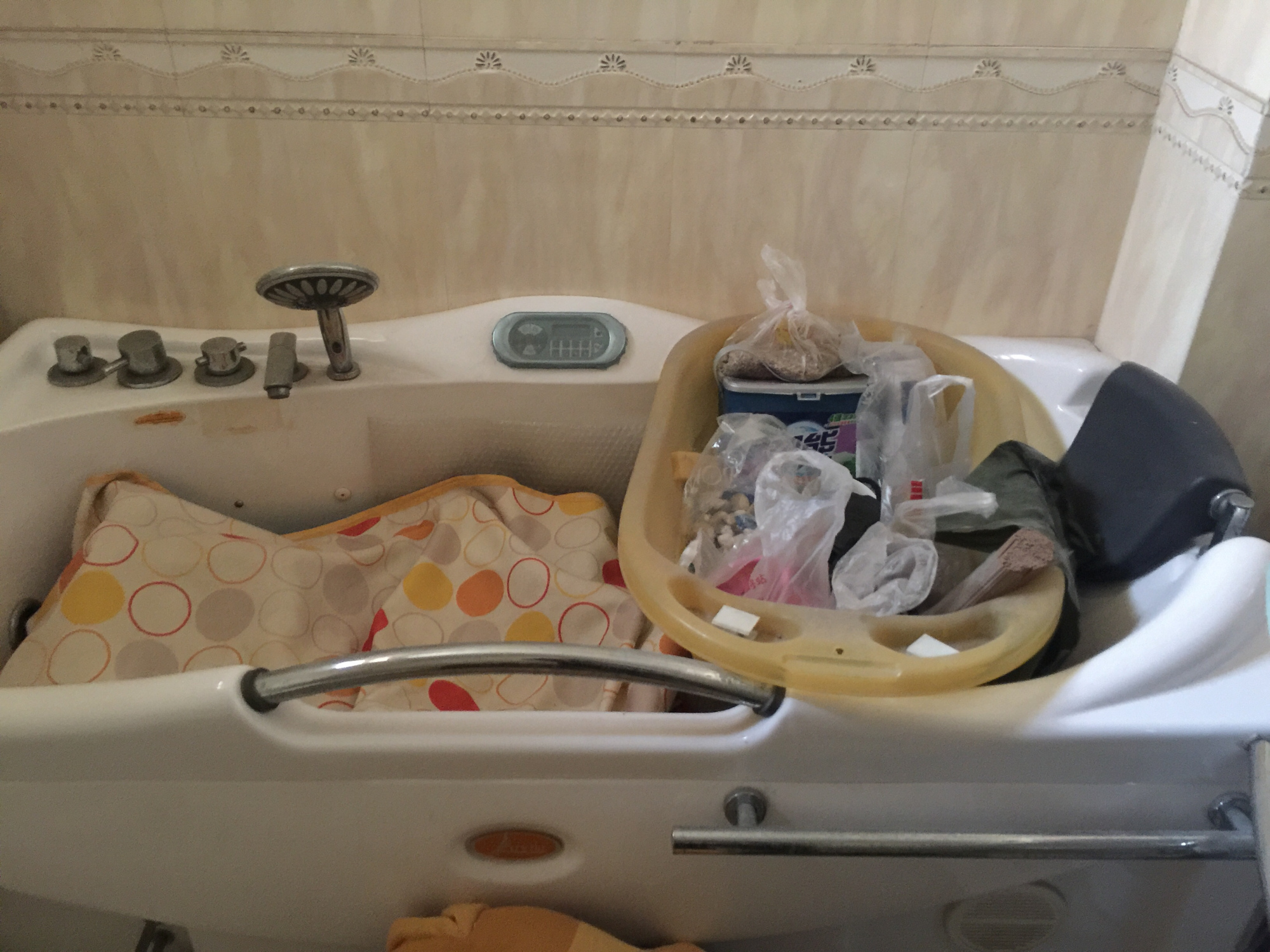 也可以说,多数浴缸没能逃过当杂物箱来使用.