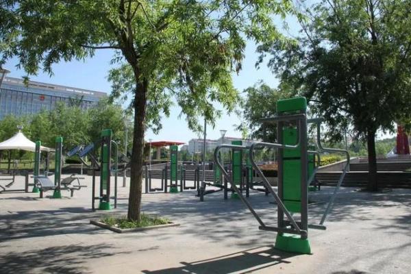 栖霞市民美了美了!龙腾广场,文化广场健身器材更新啦