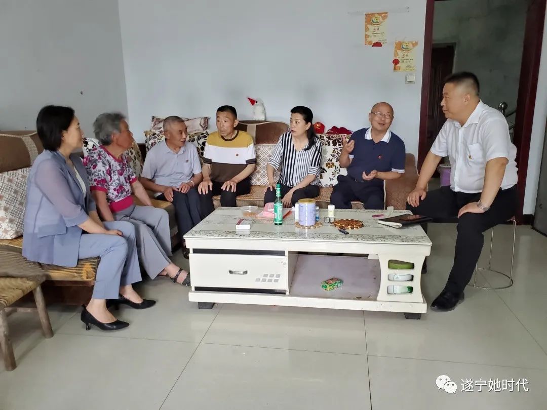 市人大常委会副主任施瑞昶走访慰问老党员,困难党员