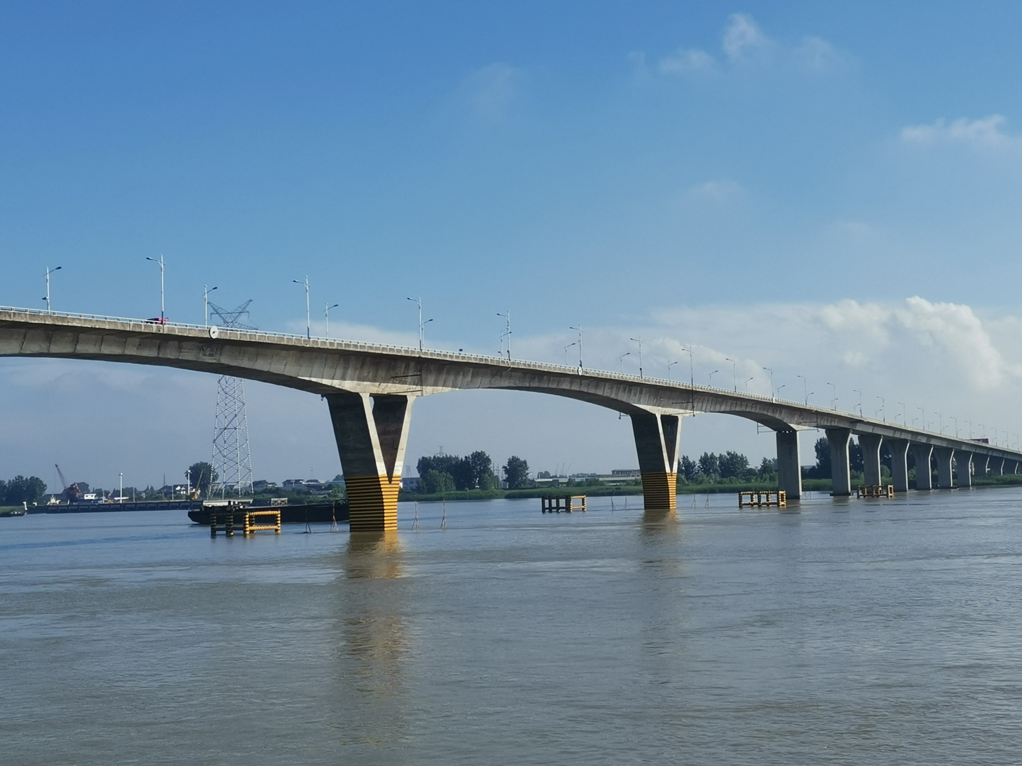 镇江:扬中夹江二桥通航孔桥墩新增防撞设施通过交工验收