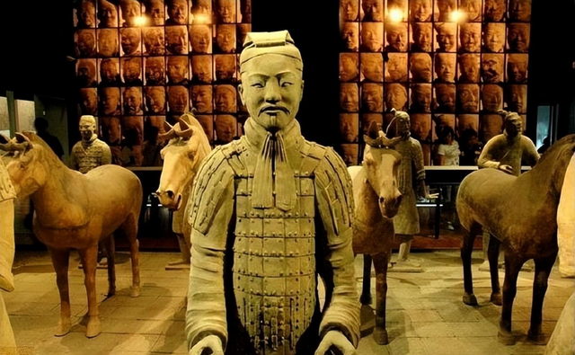 兵马俑中有个绿色的兵俑脸,科学暂时无法解释,如今禁止出国展览