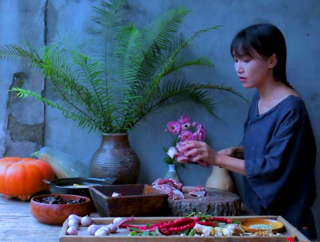 李子柒秀吉尼斯纪录,穿青花旗袍身材惹人羡慕,坚持弘扬中国风!