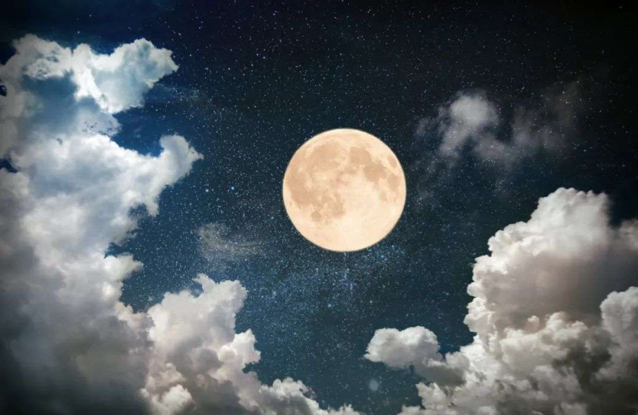 月亮真的是灰色的吗?揭秘月球表面的奇妙颜色和故事