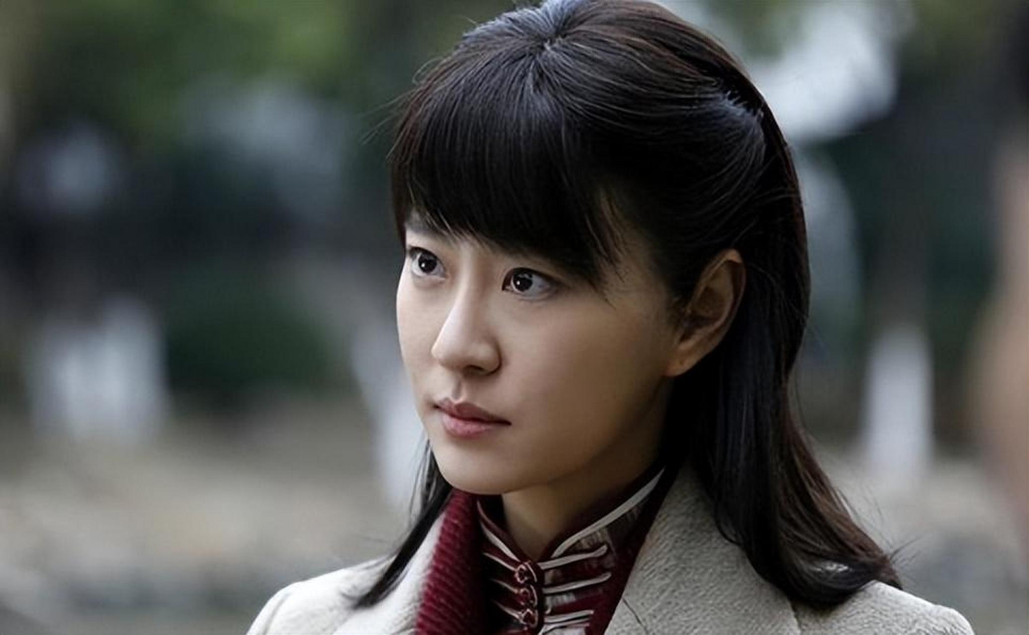 在《伪装者》中,宋轶是最受欢迎的女二号之一,因为她不仅颜值高