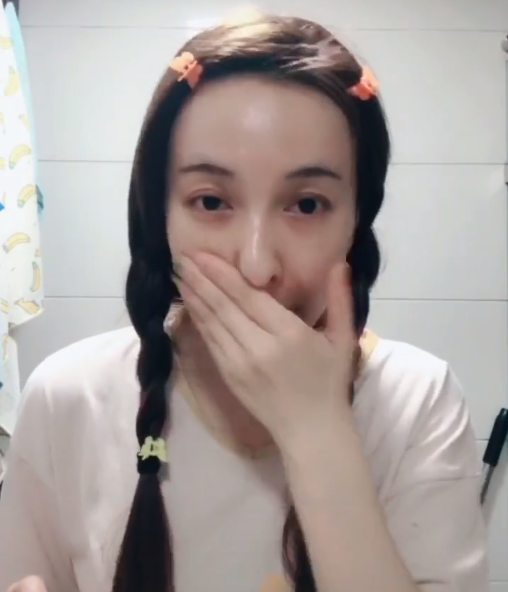 吴昕"素颜照"又来了!对脸镜头"鼻子"太抢镜,比洋娃娃还精致
