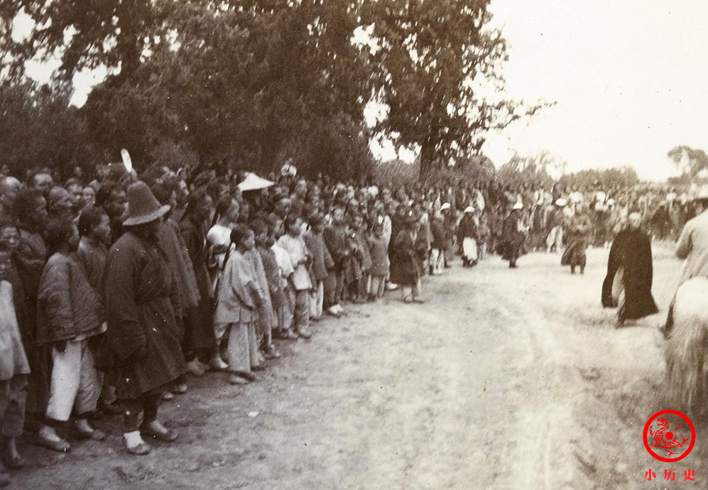 1903年淄博老照片 老百姓看热闹挤满道路