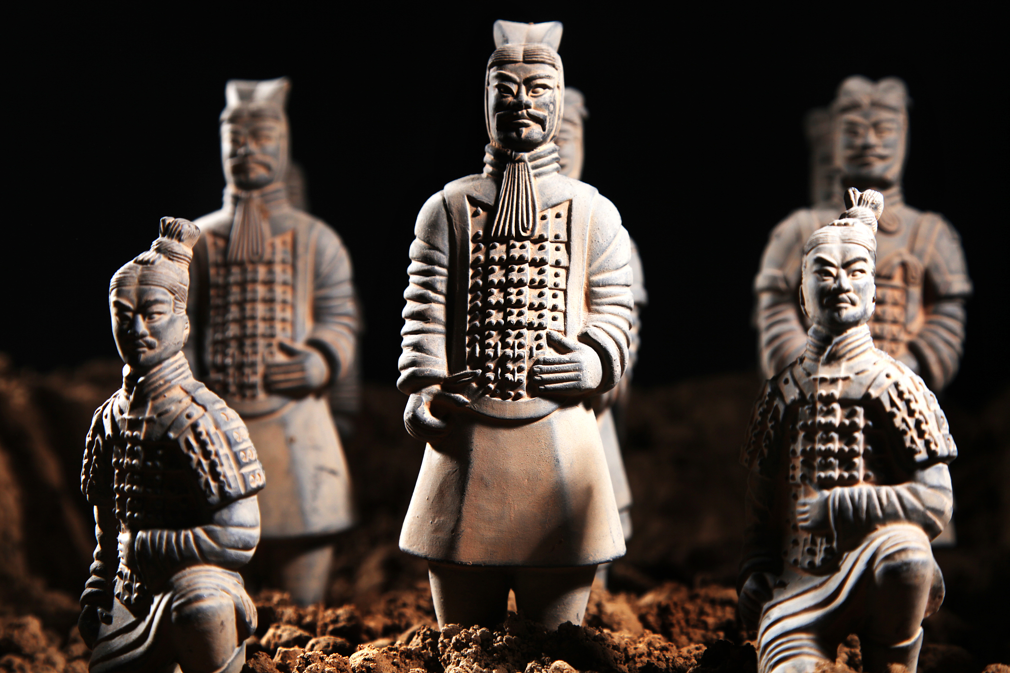秦始皇陵新发现:彩色的兵马俑和青铜剑,给人们带来新的视觉体验