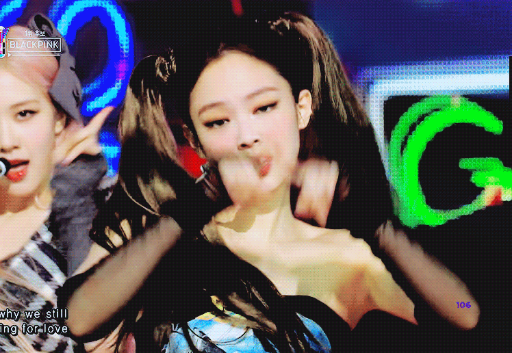 金智妮双马尾超短裙又甜又酷,挑战"木炭袜",秀出最胖女团腿!