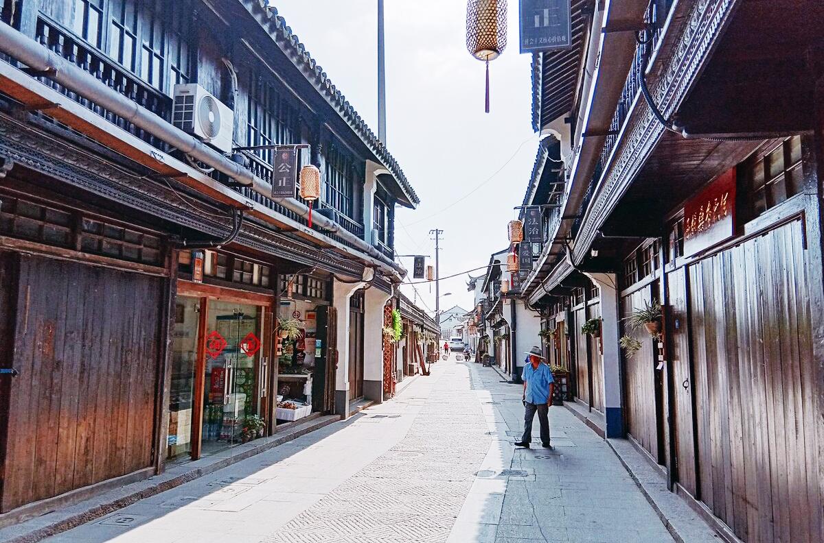 上海有条六百五十四年历史古巷,平常不起眼,一到夏季却忽然风靡