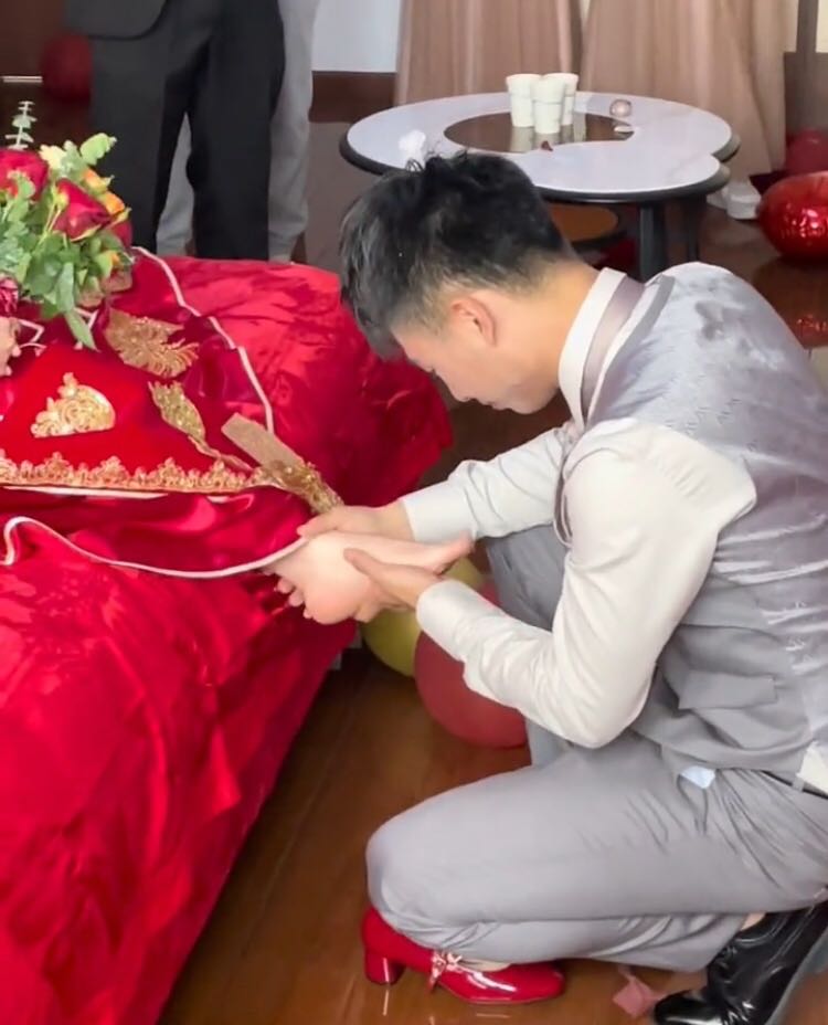 婚礼当天,新郎无奈亲吻新娘脚背,网友:我看到了爱情的真相