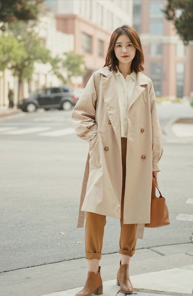 风衣里面穿什么才时尚?今年推荐这3种"内搭",减龄百搭又耐看