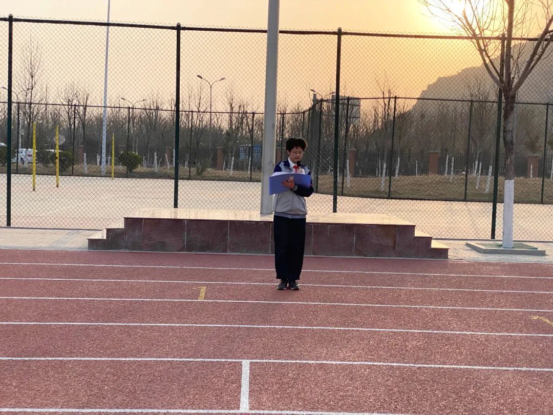 历城区华山中学举行"传承雷锋精神,争做先锋少年"主题升旗仪式