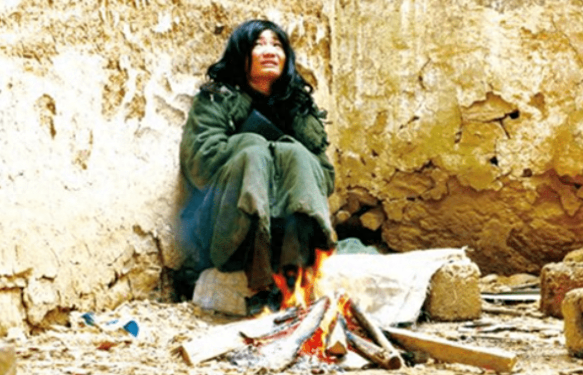 09年,河南23岁男子活活饿死家中,生前曾把家具劈成柴火取暖!