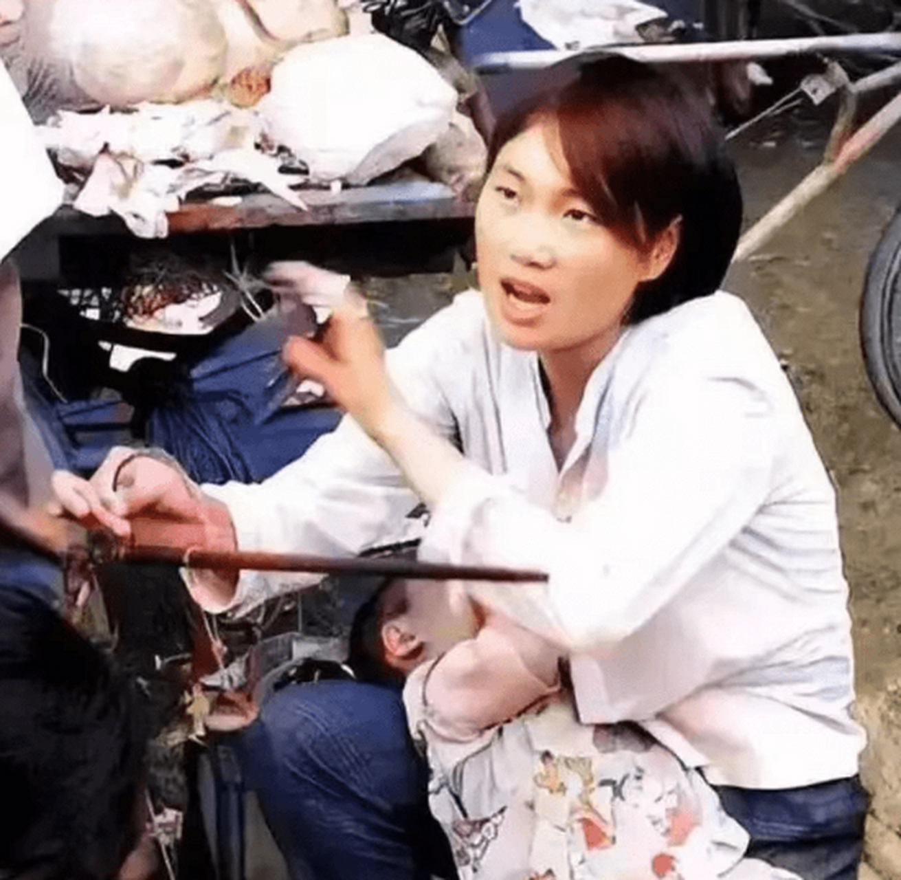 1993年,一个女人在大街上敞怀给孩子喂奶,这张照片,记录的不只是一个