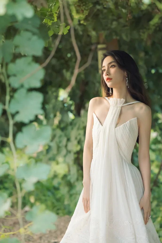 杨颖发布一组充满魅力的靓丽写真 白纱裙露出肩膀锁骨线条很吸引人
