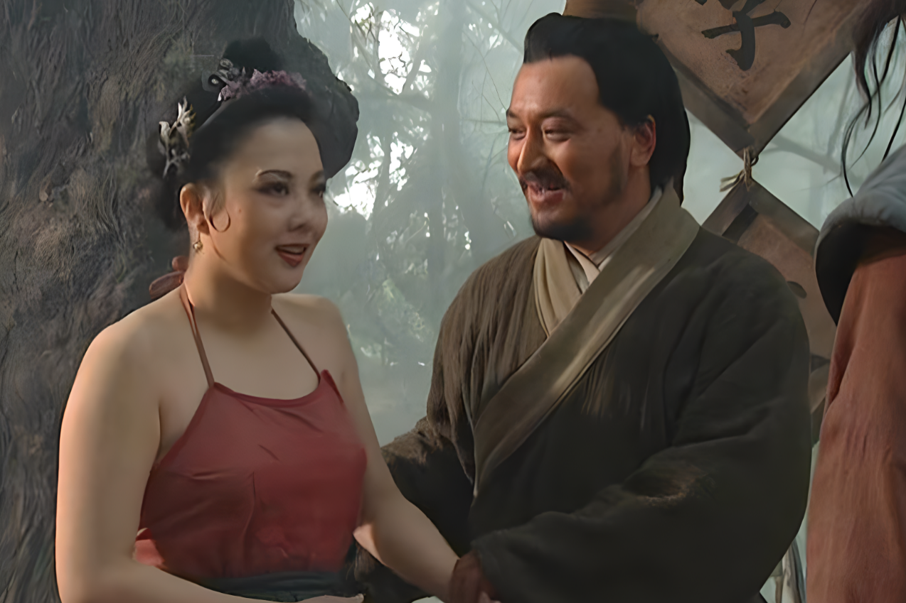 水浒传中,孙二娘被武松按倒在地,为何门外的丈夫张青不帮忙?