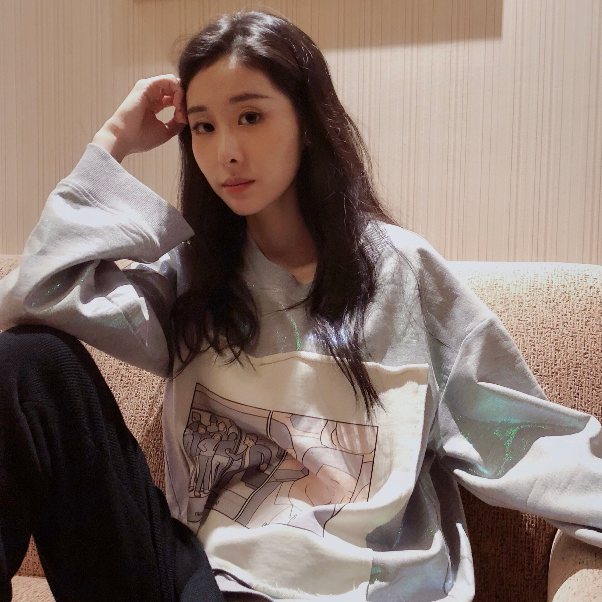 张碧晨6个月大肚照流出,穿宽松大衣也难掩孕肚,双腿却依旧纤细