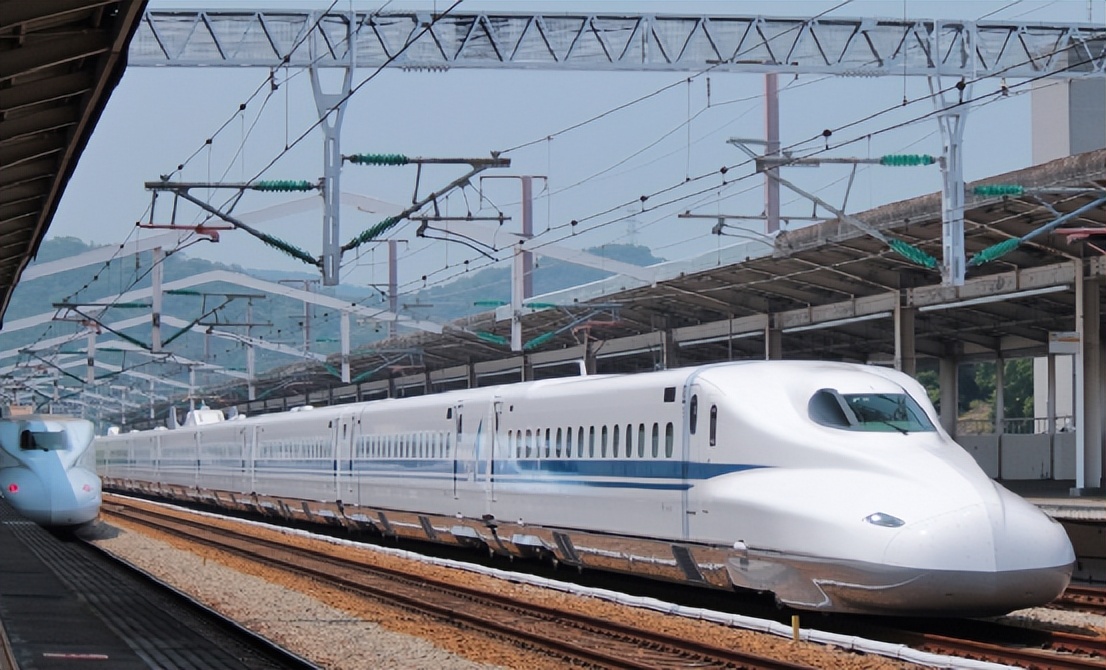 高速行驶的高铁,如果遇到铁轨上的障碍物,该如何安全地通过