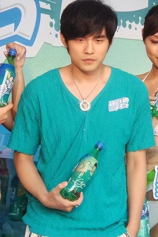 只中专学历的昆凌,让一代天王为她变得"小鸟依人",她有何魅力?