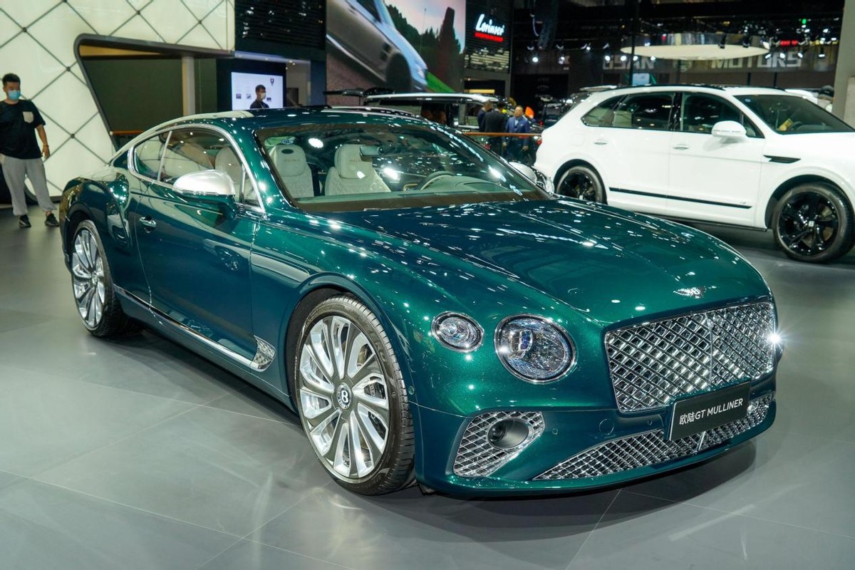 搭载4.0t发动机,定位豪华超跑,拥有超大溜背,评测宾利欧陆