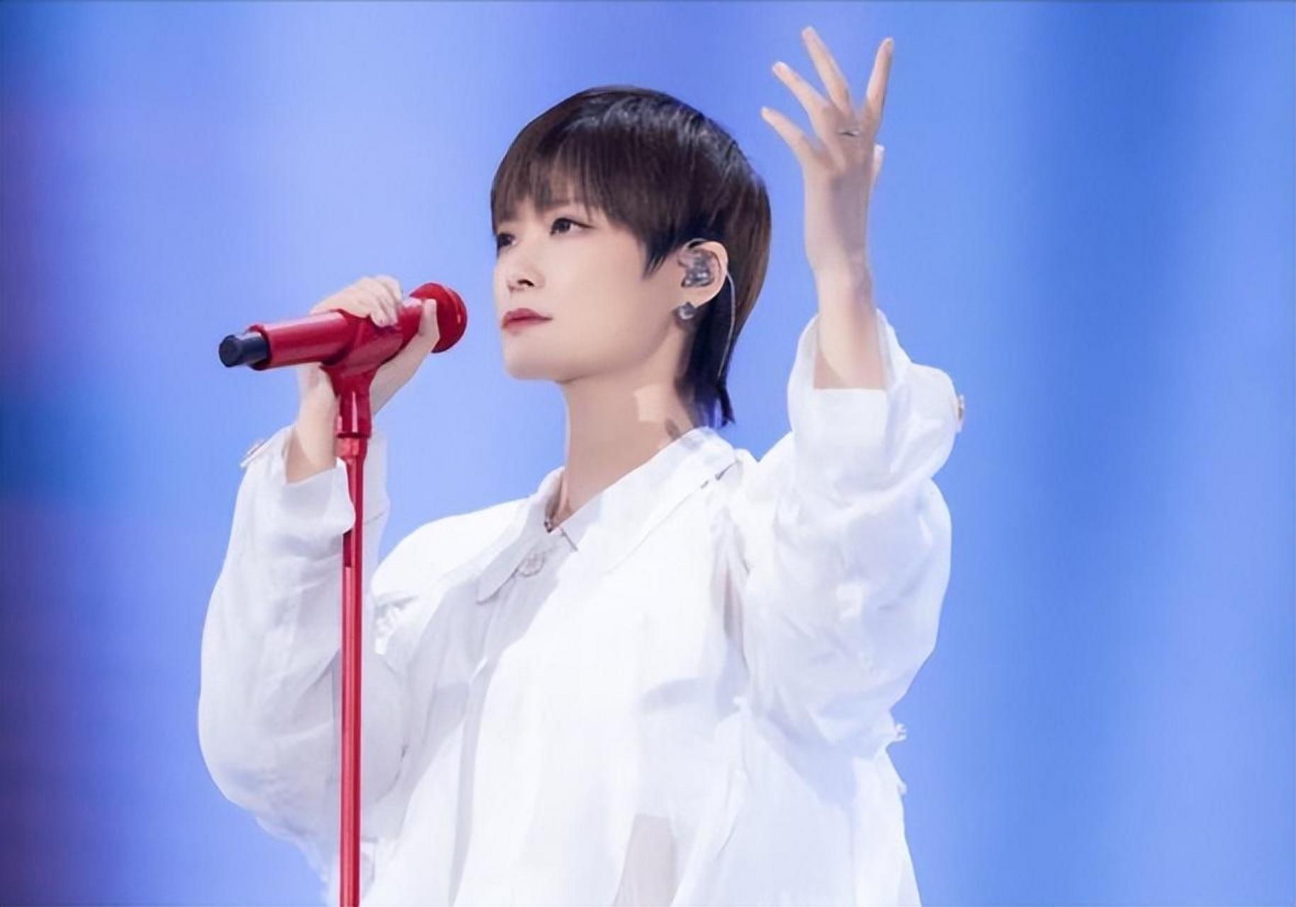 从2005年《超级女声》中一举夺冠,李宇春直到现在还是歌坛的现象级"顶