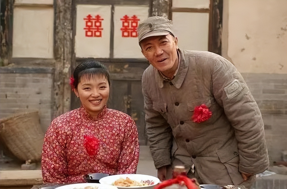 "秀芹"梁林琳大变样,烈焰红唇配民国装,40岁美出新高度