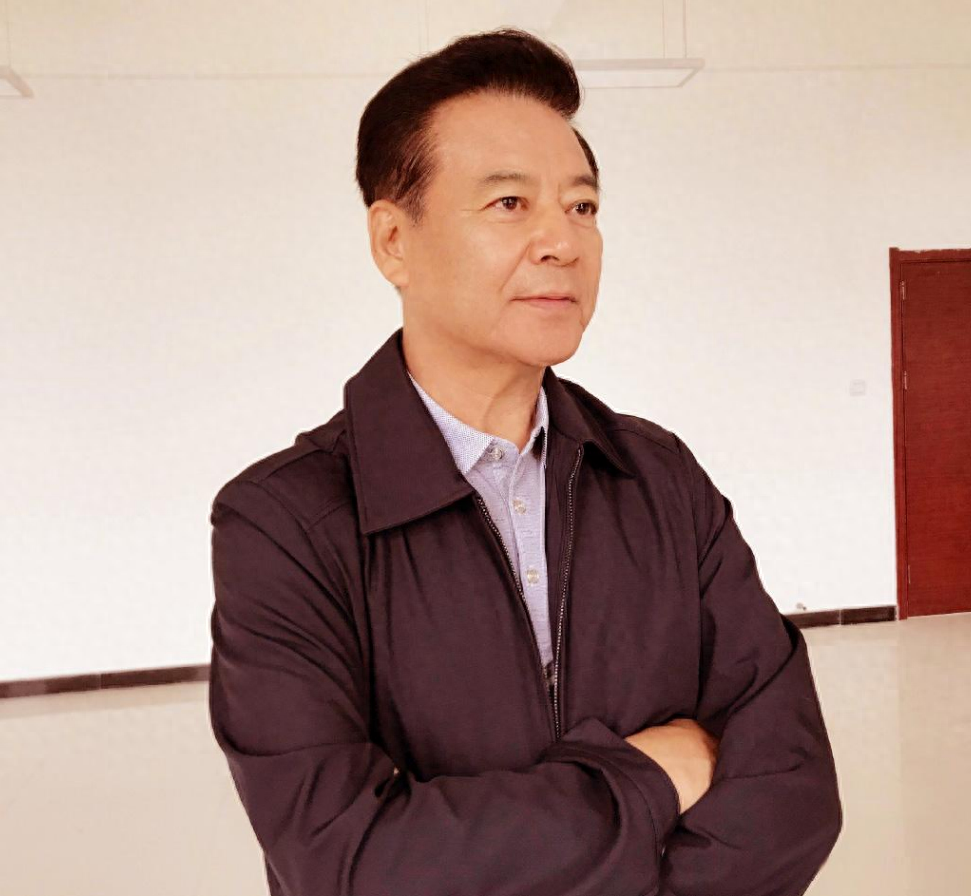 回顾颜世魁离婚后妹妹成植物人67岁单身无子嗣母亲不敢老去