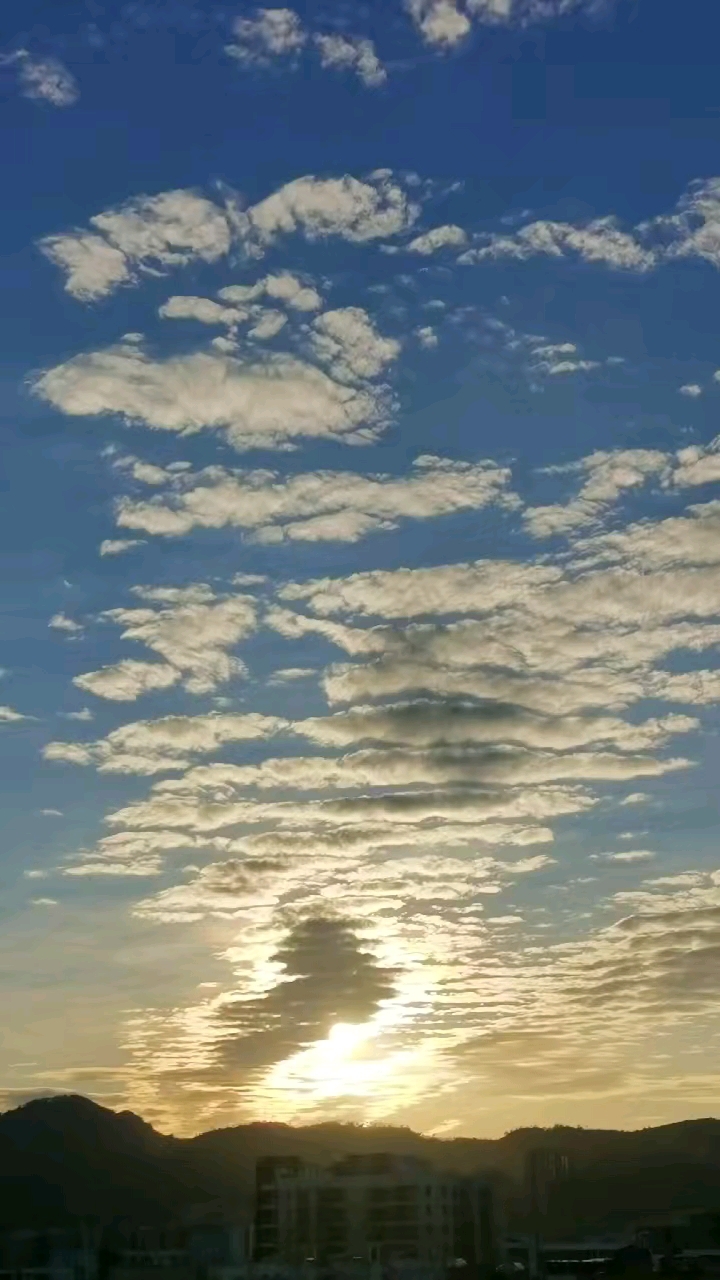 哇塞!看到了整整齐齐排队的筋斗云