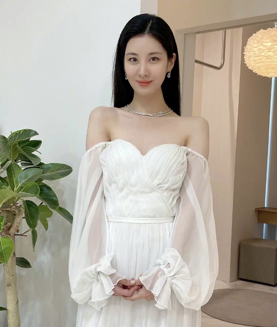 二代女团少女时代聚首,林允儿徐贤美女贴贴,但和模特一比太low