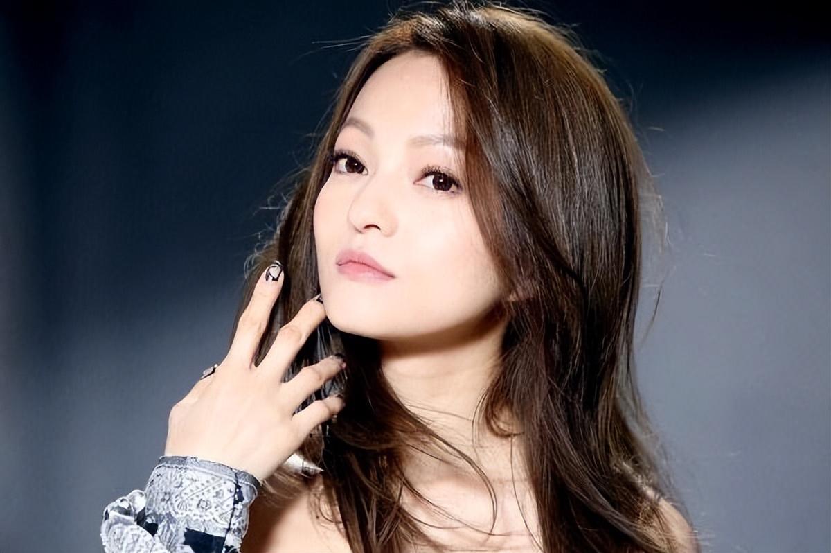 张韶涵的不幸经历!曾经被母亲拿走救命钱,闺蜜背叛,亲人谩骂