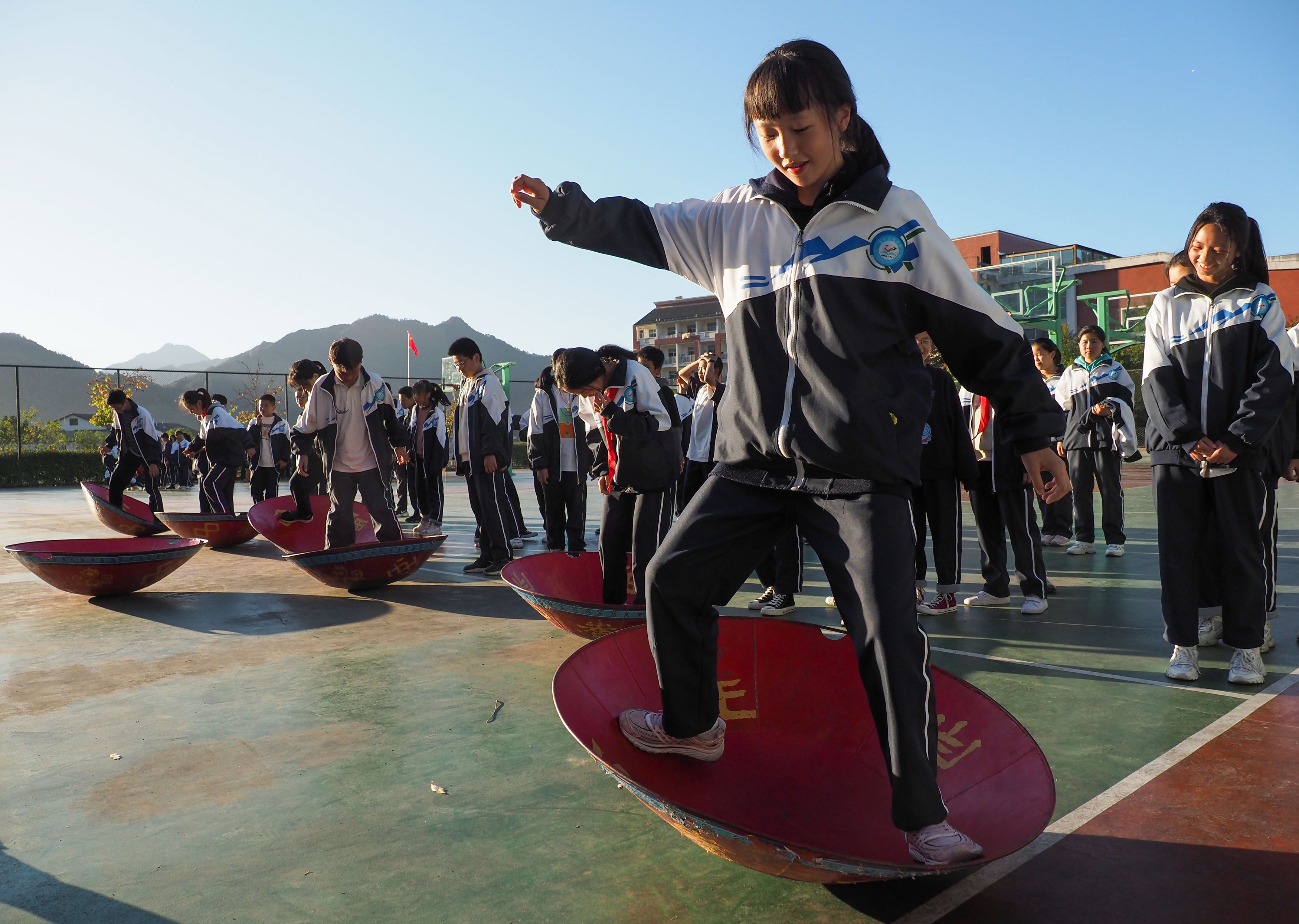浙江景宁:畲族传统体育运动热校园(1)