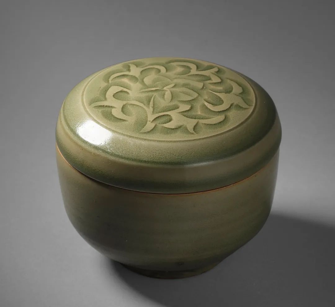 lot0112 明 耀州窑刻花盖盒 d10cm;h8.5cm 估价:70,000—120,000