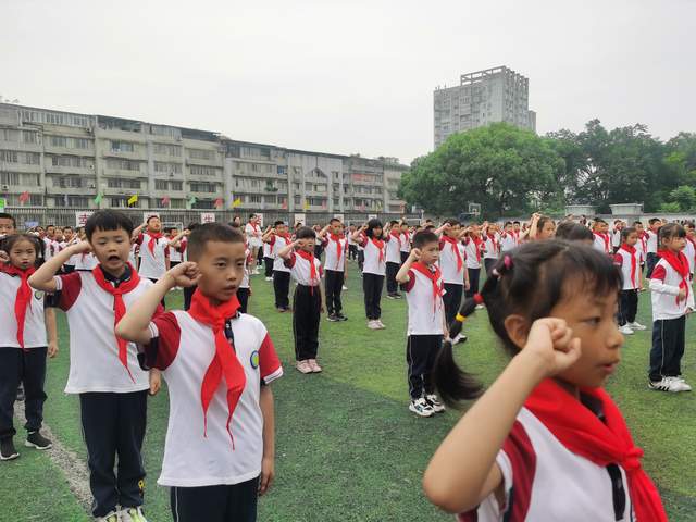 四川省泸师附小举行少先队入队仪式