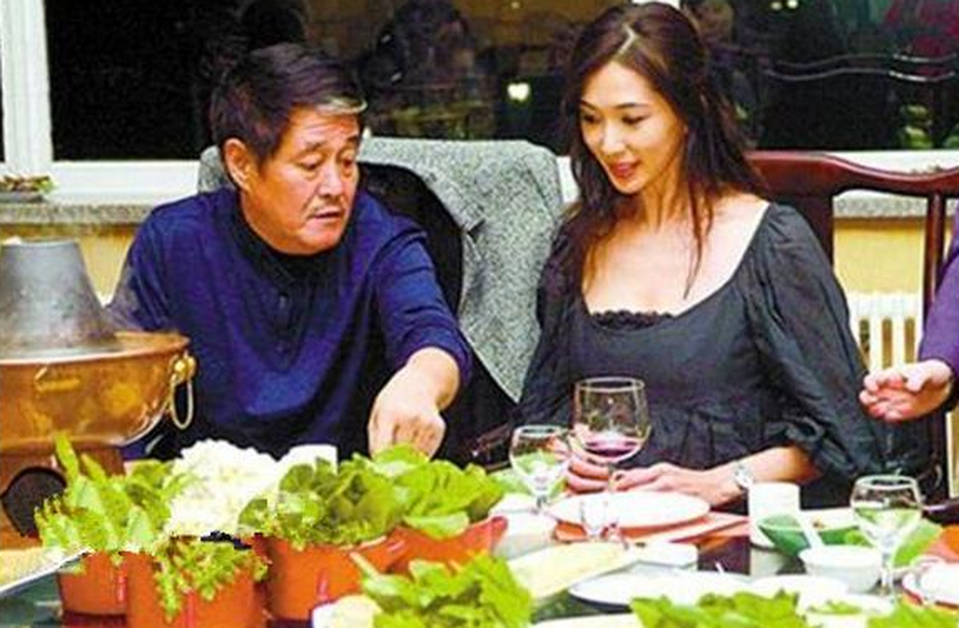 赵本山请林志玲吃饭,吃的是8万8的火腿,喝的是3万8的红酒;请马云吃饭