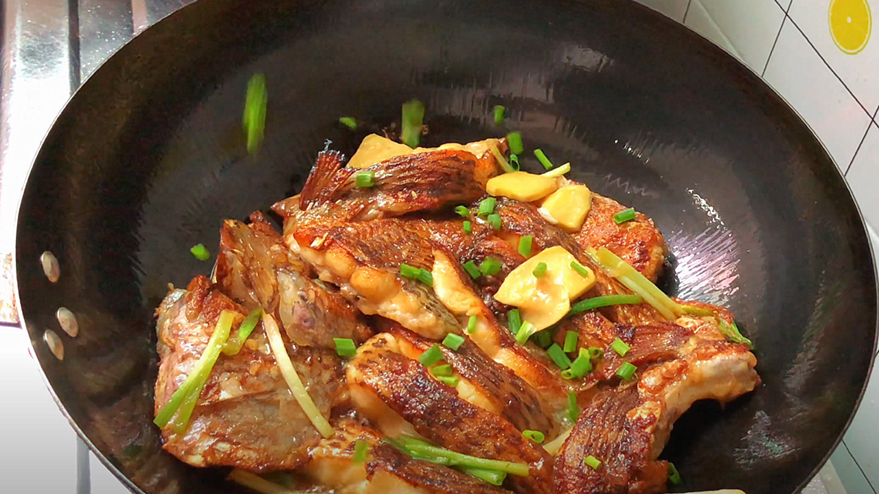 无水煎焗福寿鱼,比清蒸的还好吃,不加一滴水,外脆里香不发腥