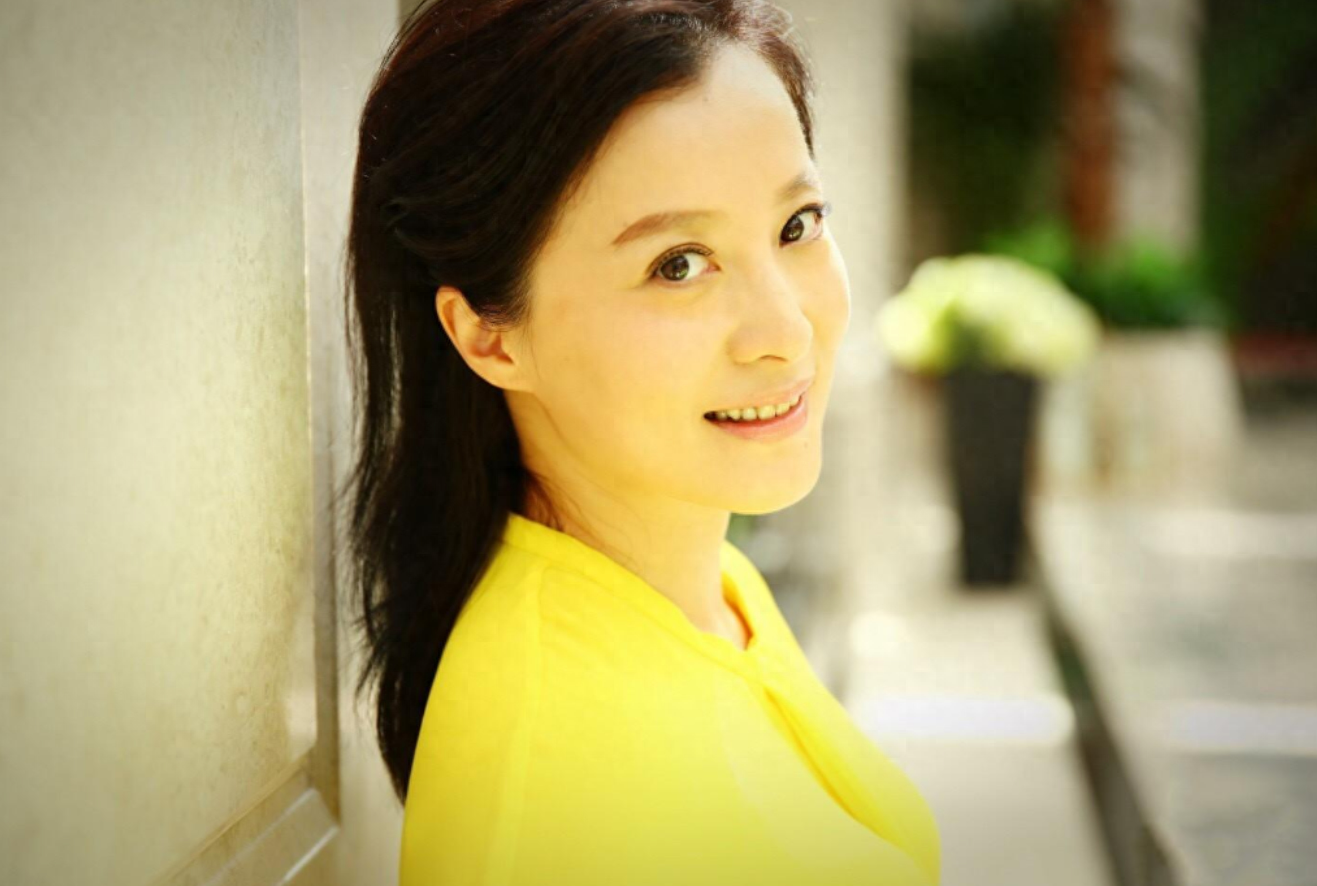 演员徐露巅峰时退隐与大7岁名导结婚48岁和19岁女儿像姐妹