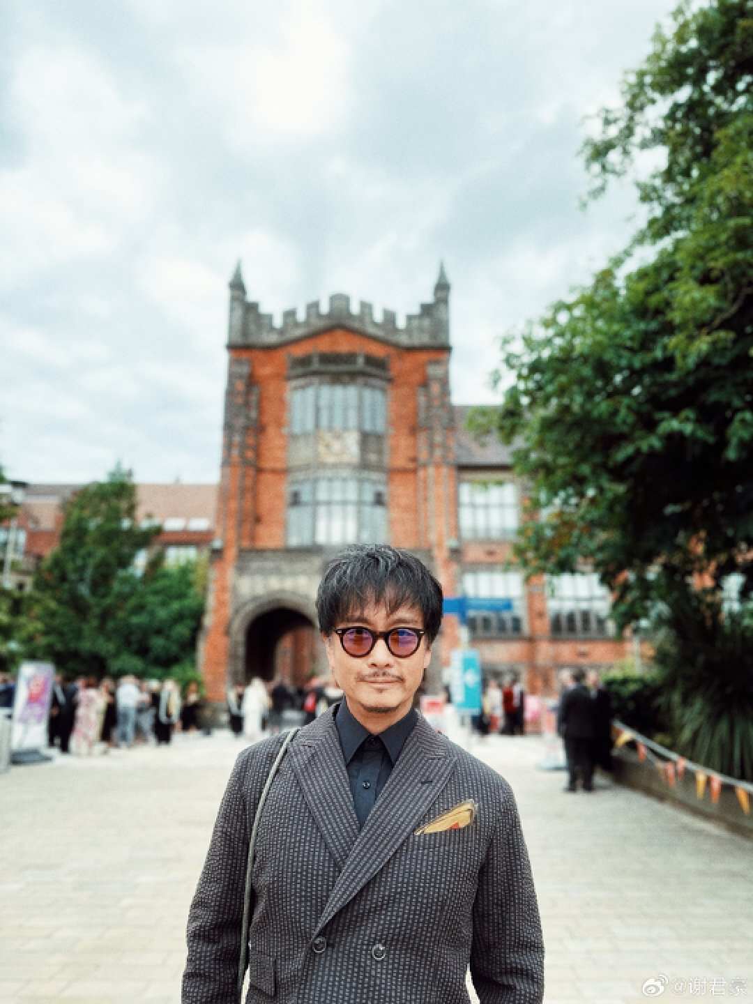 港星谢君豪近况曝光!参加女儿毕业典礼,曾因救人烧伤做植皮手术