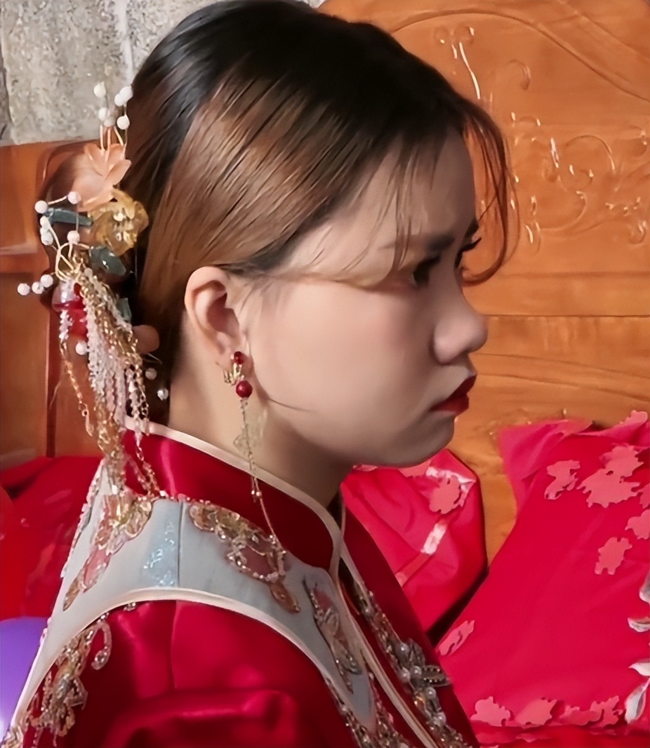 浙江哑巴新娘嫁残疾小伙,满眼泪水不愿意嫁却不敢拒绝,无处可逃