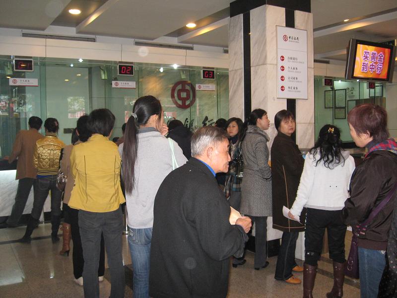 银行"怪现象",窗口多却不开放,总让人排队等待!员工曝光原因