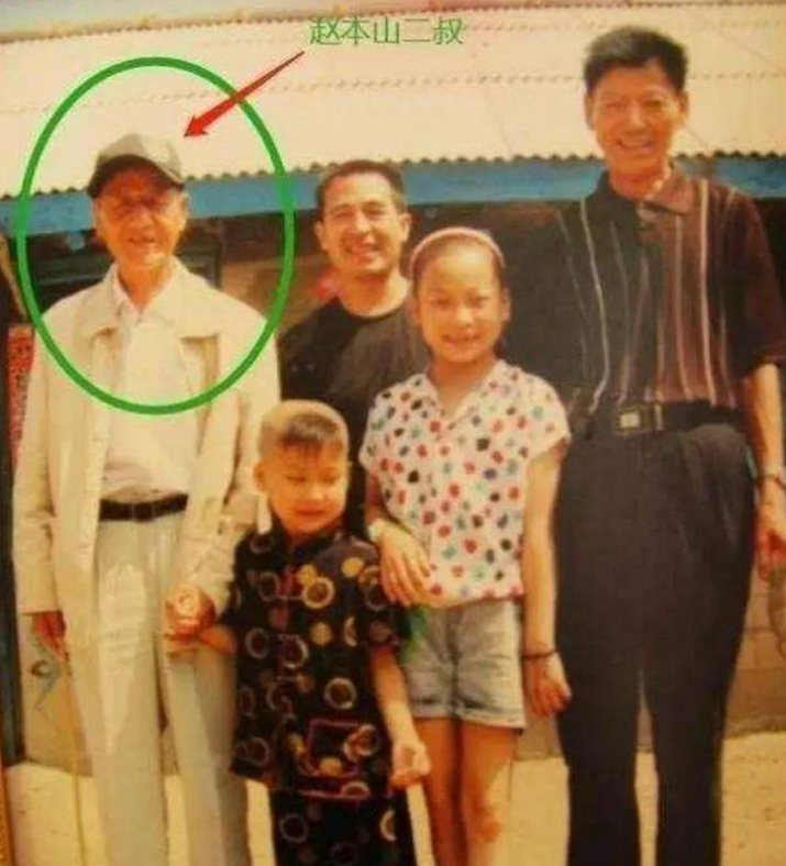 同是赵本山的女儿,聚光灯下的球球和赵玉芳,一个向右,一个向左