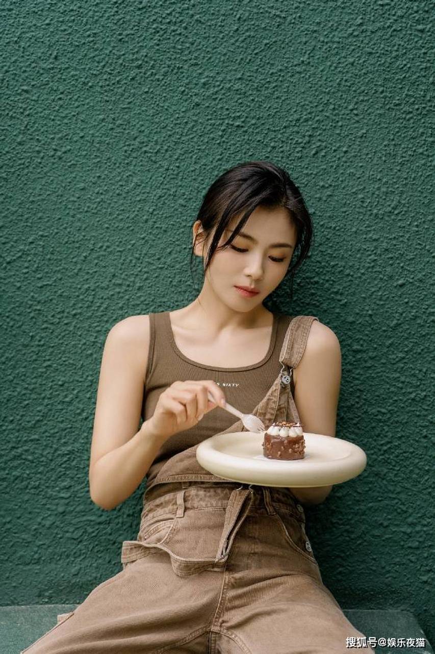 近日,中国内地影视女演员刘涛一组九宫格" 六桃的闪光碎片"夏日写真