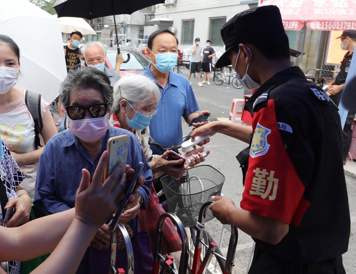 推荐直击！玉泉东市场周边社区解除封闭管控，居民出行