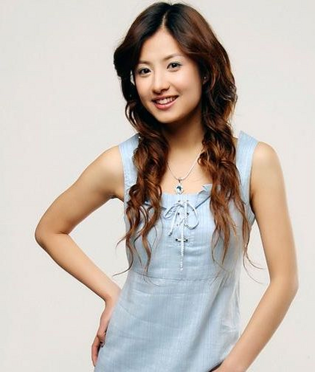 2018年,上海第一美女沈丽君,不顾两个年龄尚幼的子