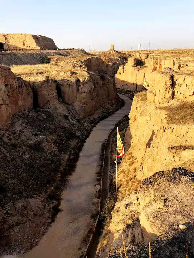 是我国北方明代古长城,壮观的烽燧,高耸的墩台,古朴的城堡,幽深的沟堑