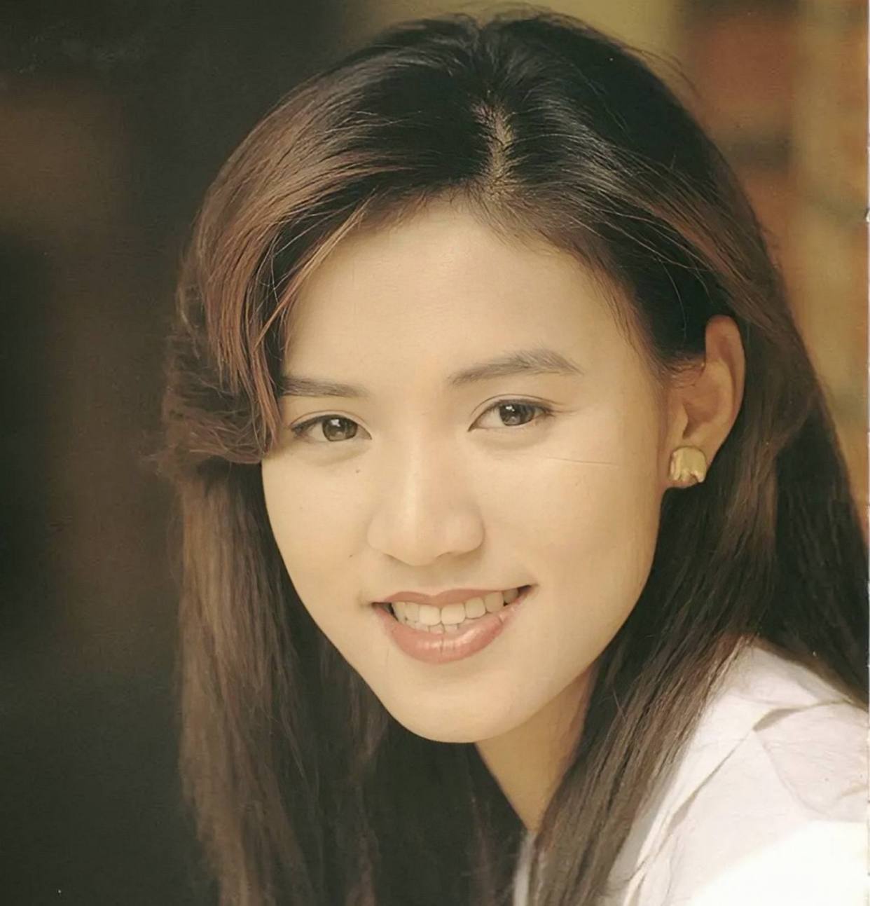 48岁香港著名歌手黎瑞恩送18岁女儿出国读书,引网友激烈争论