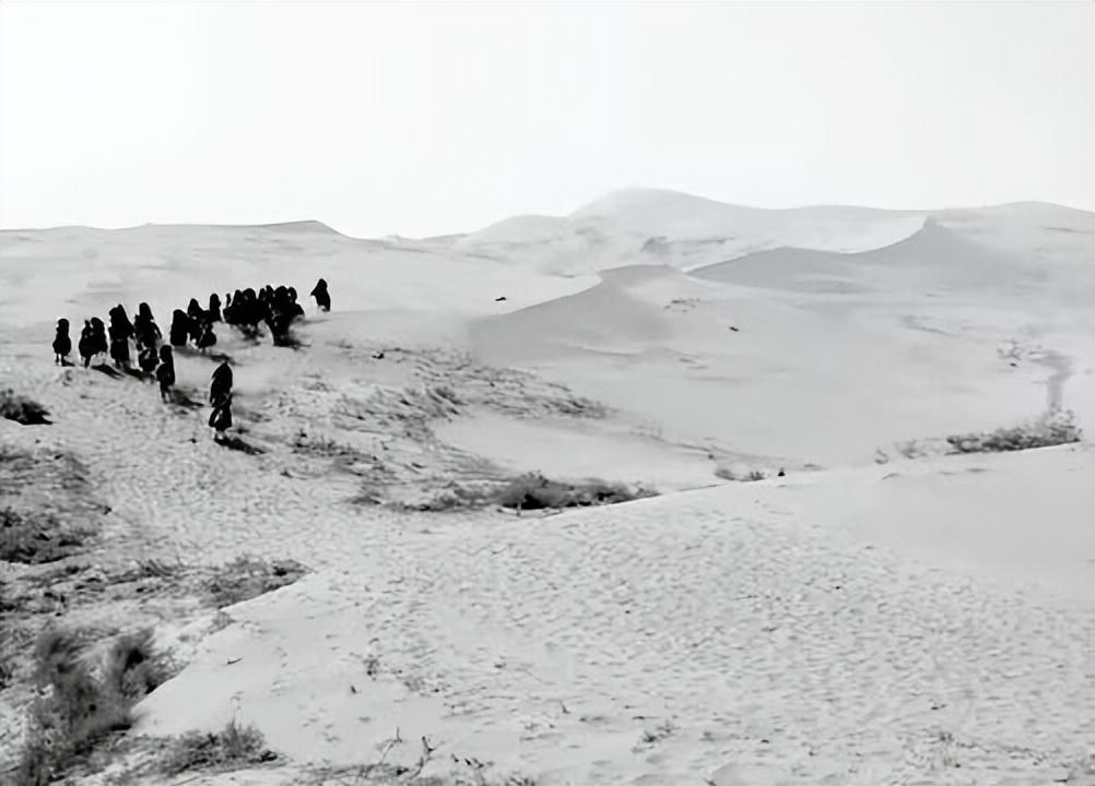 剿匪部队大战芨芨湖,紧要关头战士惊呼:机枪进了沙子,无法射击