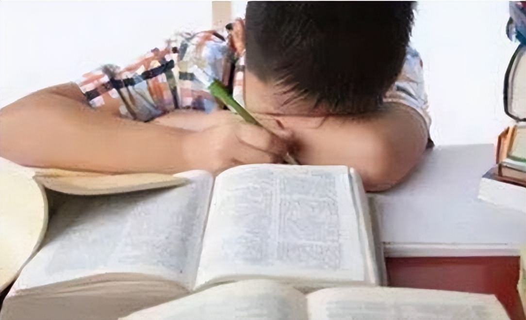 心痛!小学生压力大,累倒在书桌前,最后遗言:可以不写作业吗