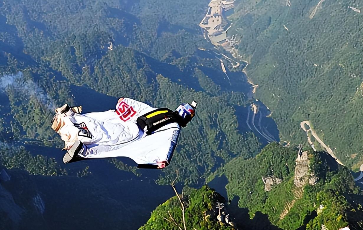 24岁女大学生花费千万追求翼装飞行,最终却魂断天门山,真的值吗