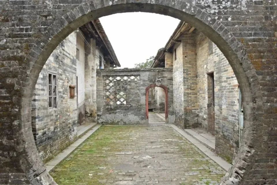 罗浮山下旭日古村,有座200多年的百万富豪家族建筑群!