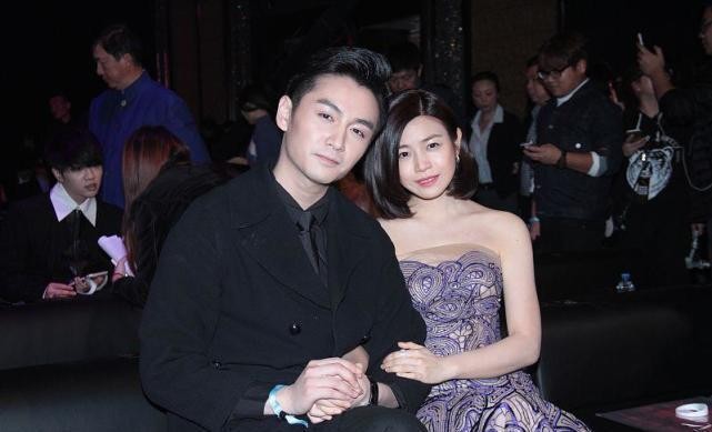 陈妍希是得罪造型师了吗,穿抹胸的裙子,感觉肩膀比老公都宽厚